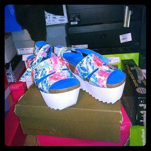 Privileged Flatform sandals